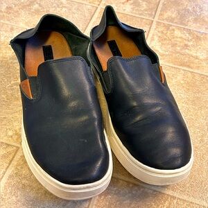 EUC OluKai Pehuea Leather Slip-Ons in black. Sz 8